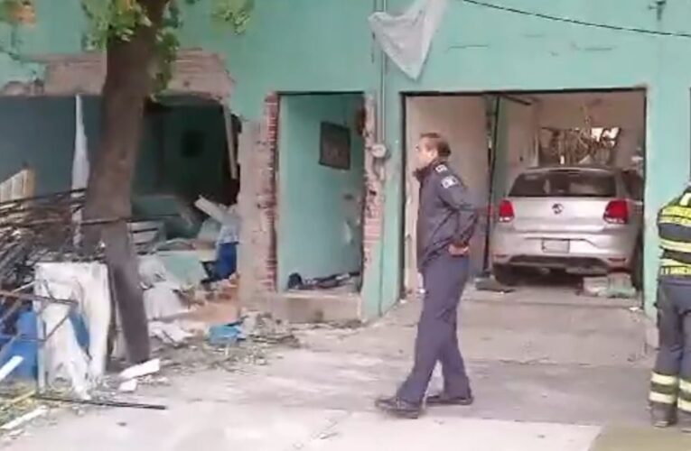 Explota casa en Avenida Patriotismo; hay dos perritos lesionados