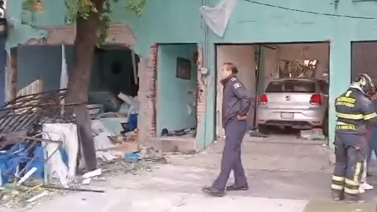 Explota casa en Avenida Patriotismo; hay dos perritos lesionados