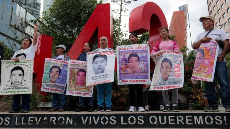 AMLO se compromete a hablar con la verdad a familiares de Ayotzinapa