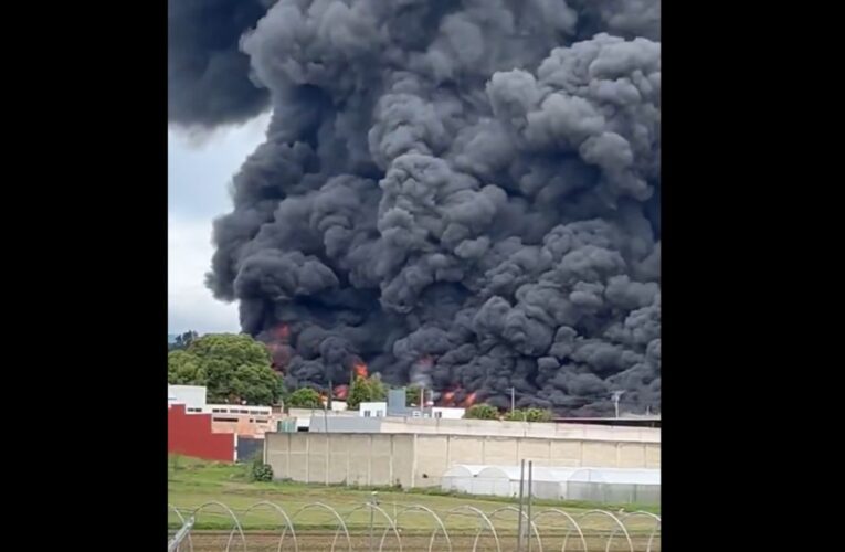 Se registra fuerte incendio en San Gregorio Atzompa, Puebla