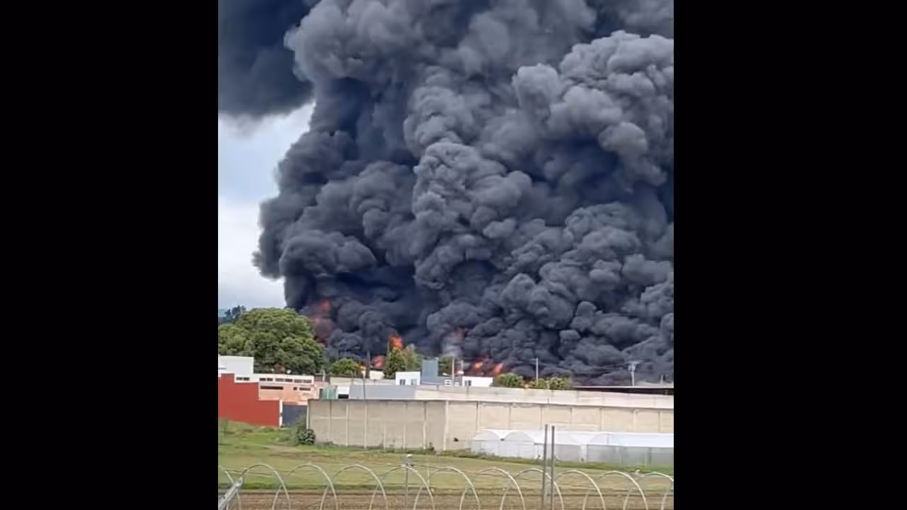 Se registra fuerte incendio en San Gregorio Atzompa, Puebla