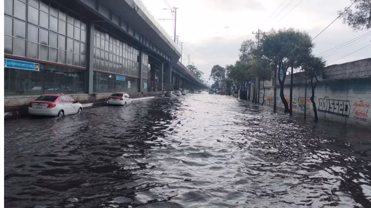 Bomberos de la CDMX atienden múltiples inundaciones tras lluvias intensas