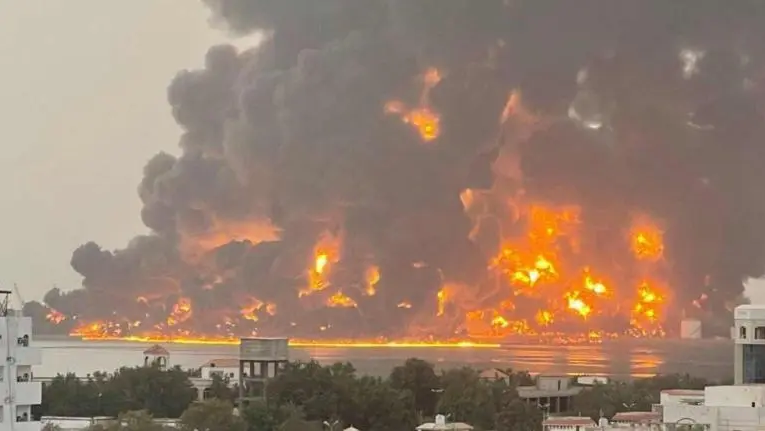 Israel bombardea el puerto de Hodeida en respuesta al ataque de hutíes en Tel Aviv