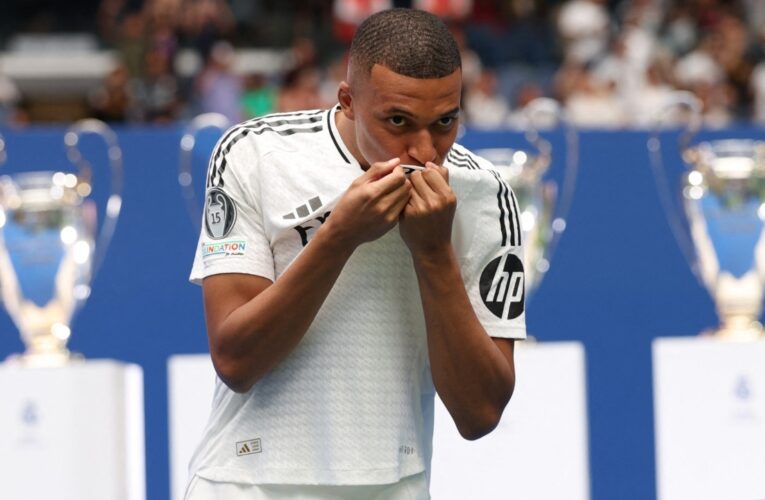 Real Madrid presenta a Mbappé ante miles de aficionados