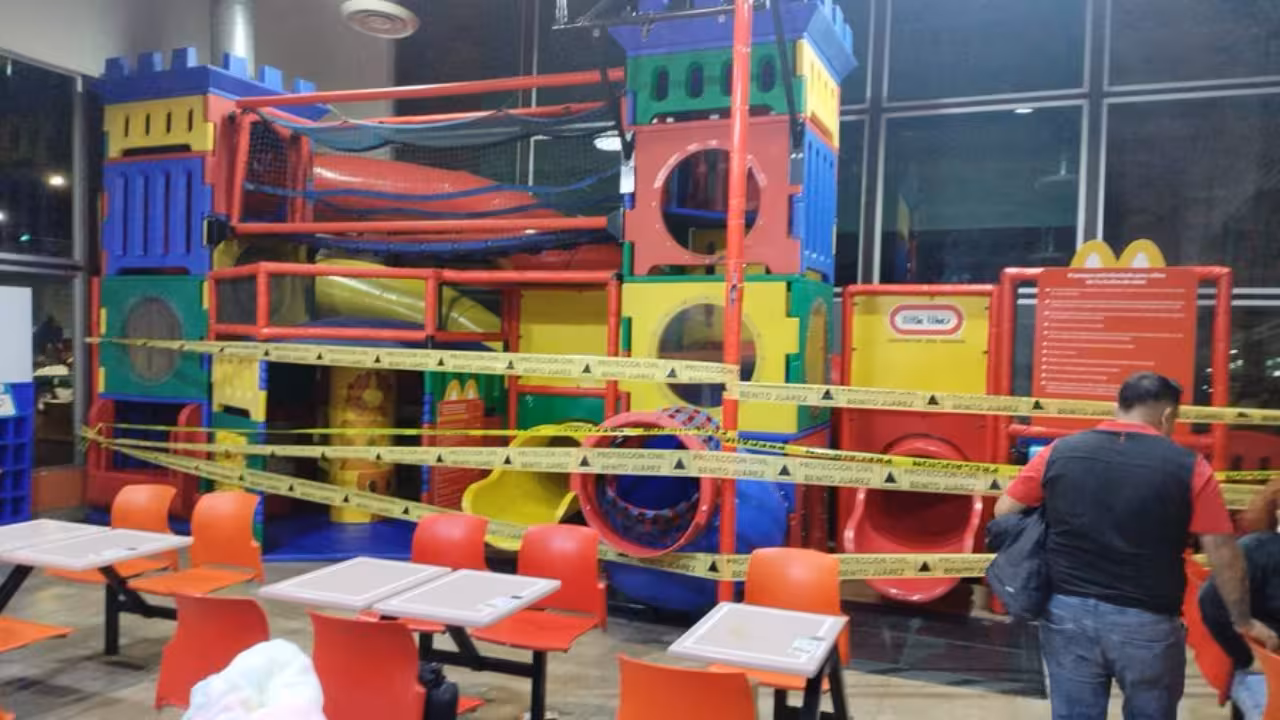 Seis niños resultan lesionados por caída de juegos infantiles en restaurante de la Benito Juárez