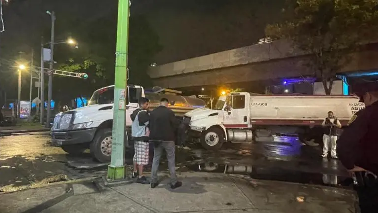 Chocan dos pipas con agua en Lorenzo Boturini, en la Venustiano Carranza