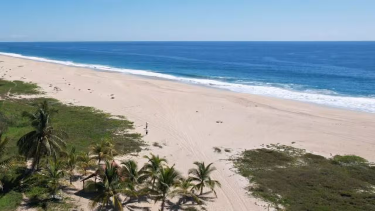 Mueren ahogados rescatista y viejito en playa Agua Dulce de Oaxaca