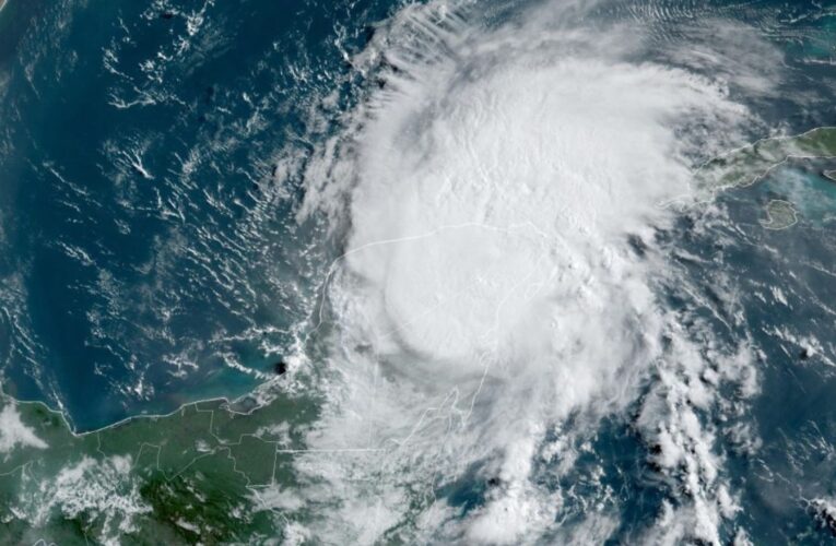 ‘Beryl’ se debilita más y continúa por Yucatán como tormenta tropical