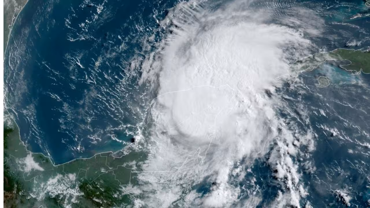 ‘Beryl’ se debilita más y continúa por Yucatán como tormenta tropical