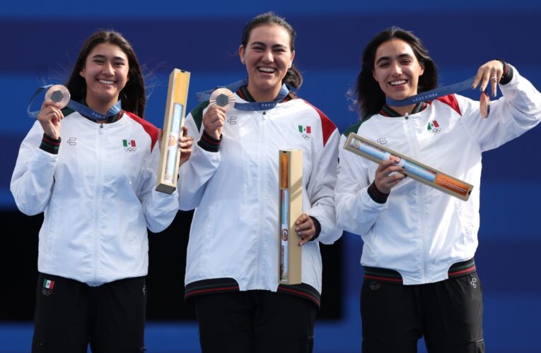 Felicita AMLO a las arqueras mexicanas por la medalla de bronce en París 2024