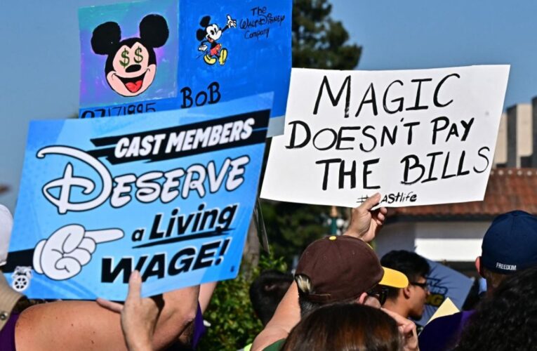 Trabajadores de Disneyland amenazan con una huelga por sus salarios