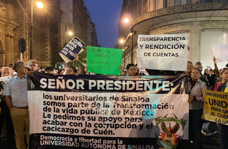 Protestan alumnos y trabajadores de la UAS frente a Palacio Nacional