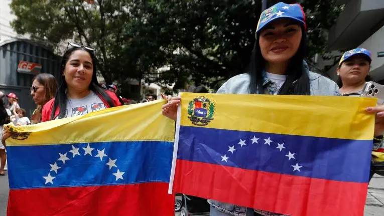 Cientos de venezolanos residentes en CDMX votan en la embajada