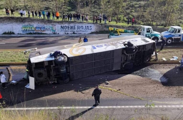 Un muerto y 12 heridos en choque entre tráileres y autobús de pasajeros en Tepetlaoxtoc