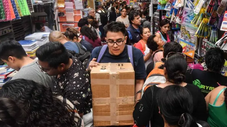 Compradores abarrotan la calle de Mesones a días del regreso a clases