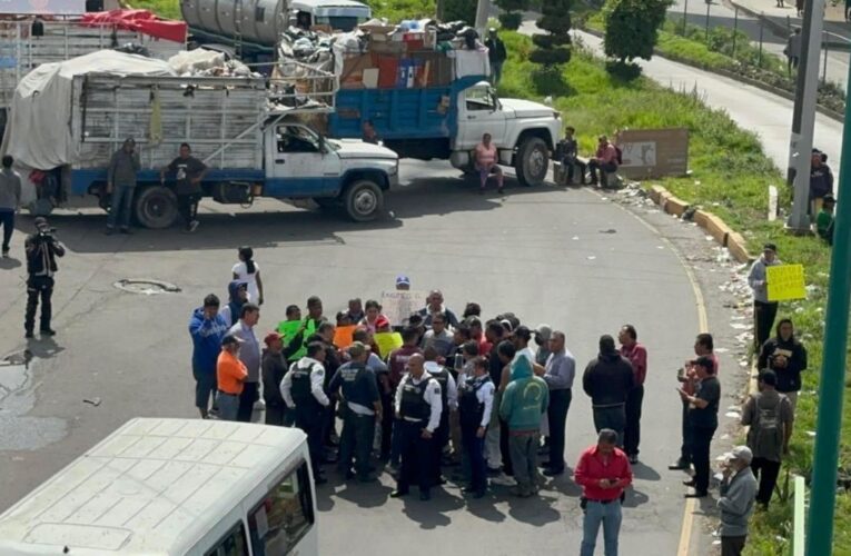 Recolectores de basura de Nezahualcóyotl y Chimalhuacán bloquean Bordo de Xochiaca