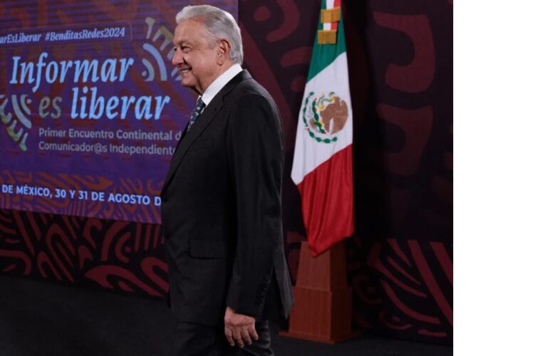 López Obrador pide a la prensa estar lejos del poder y cerca del pueblo