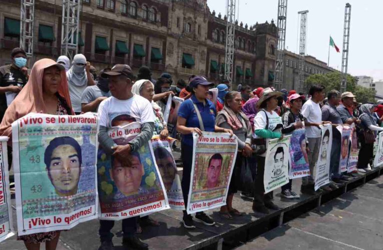 Padres de los 43 normalistas concluyen el diálogo con López Obrador