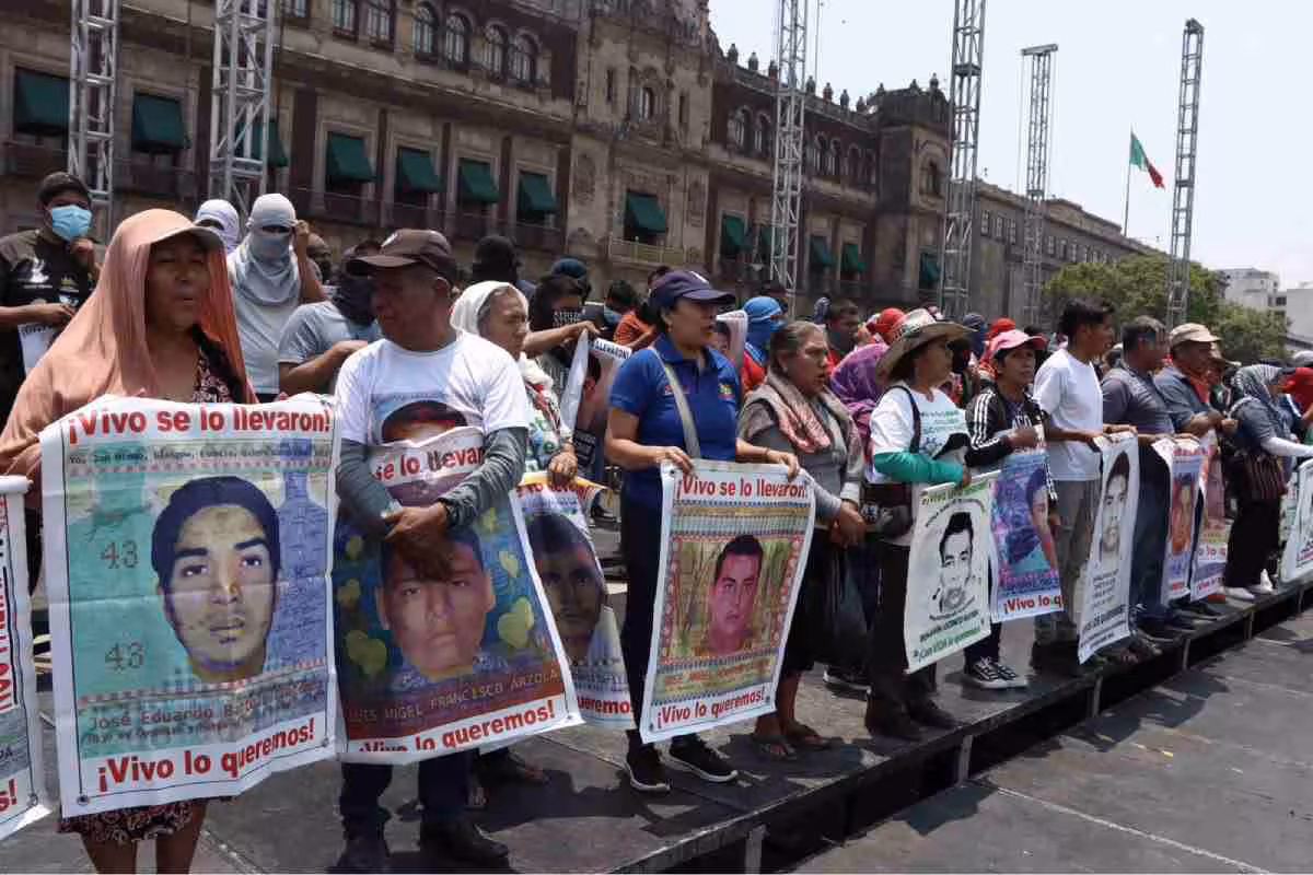 Padres de los 43 normalistas concluyen el diálogo con López Obrador