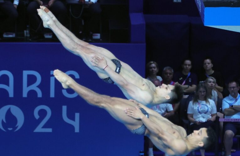 Felicita AMLO a los clavadistas Osmar Olvera y Juan Celaya por la plata en París 2024