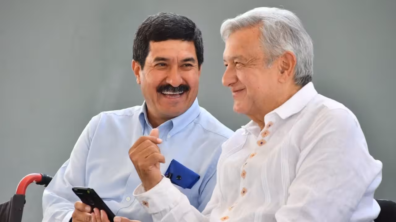 AMLO califica como venganza política el intento de detención de Javier Corral