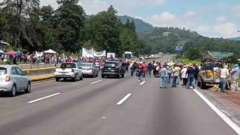 Bloqueo en la México-Puebla: AMLO pide a campesinos no dejarse manipular