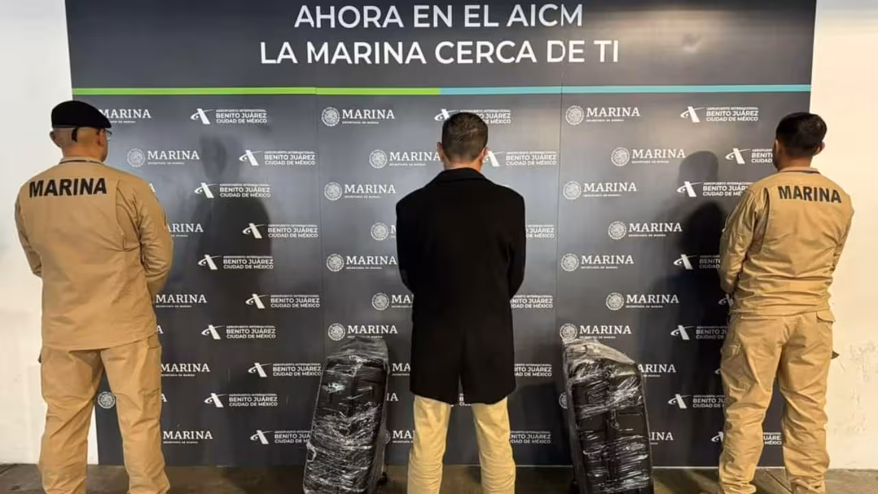 En AICM cae hombre con cocaína etiquetada como canción de Peso Pluma
