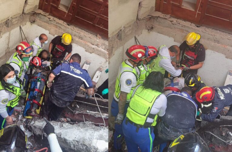 Rescatan a hombre que quedó atrapado en el derrumbe de una construcción en la Cuauhtémoc