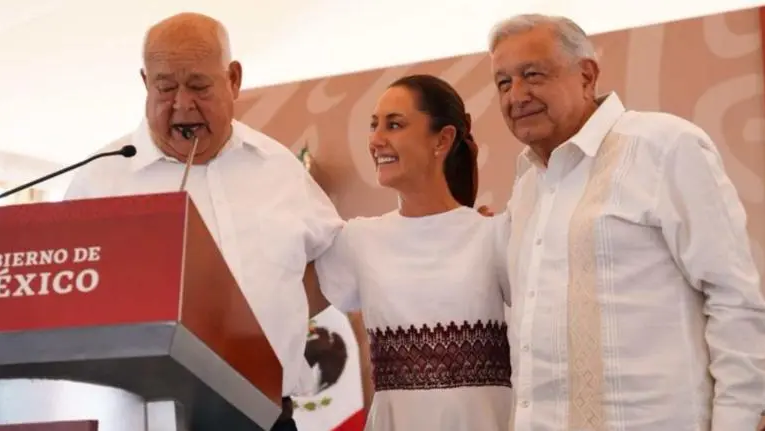 Gobernador de BCS se conmueve hasta las lágrimas al hablar de AMLO y Sheinbaum