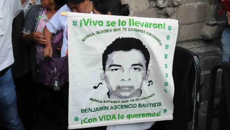 Juez desecha amparo de expolicía implicado en la desaparición de los 43 de Ayotzinapa