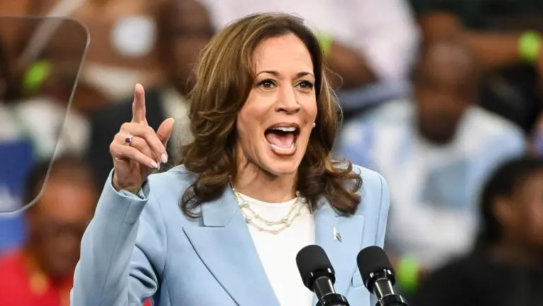 Harris tiene ligera ventaja de un punto frente a Trump, según encuesta