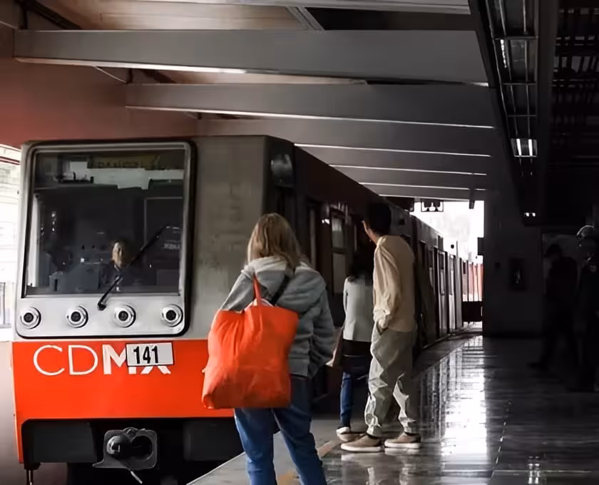 Usuarios del Metro Santa Marta son desalojados ante presencia de humo, el servicio fue reestablecido