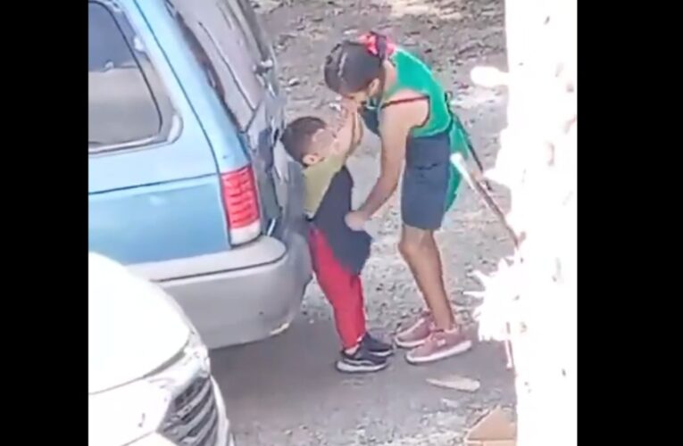 Captan a mujer mientras golpea a su hijo a puño cerrado