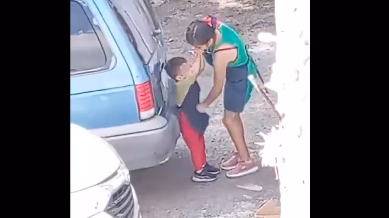 Captan a mujer mientras golpea a su hijo a puño cerrado