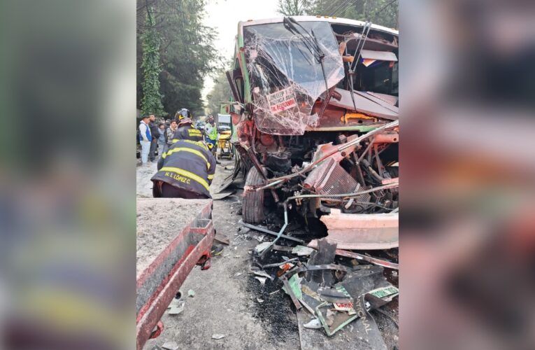 20 pasajeros resultan lesionados tras choque de camión contra tráiler en Picacho Ajusco