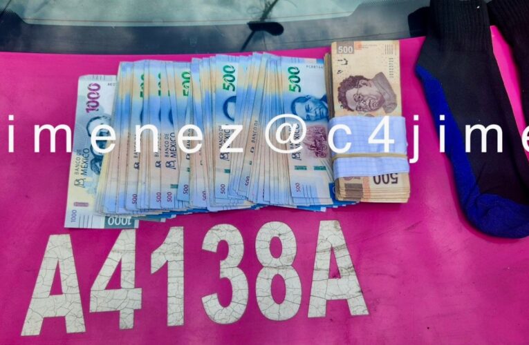 Taxista regresa a pasajero 100 mil pesos que había olvidado en la unidad