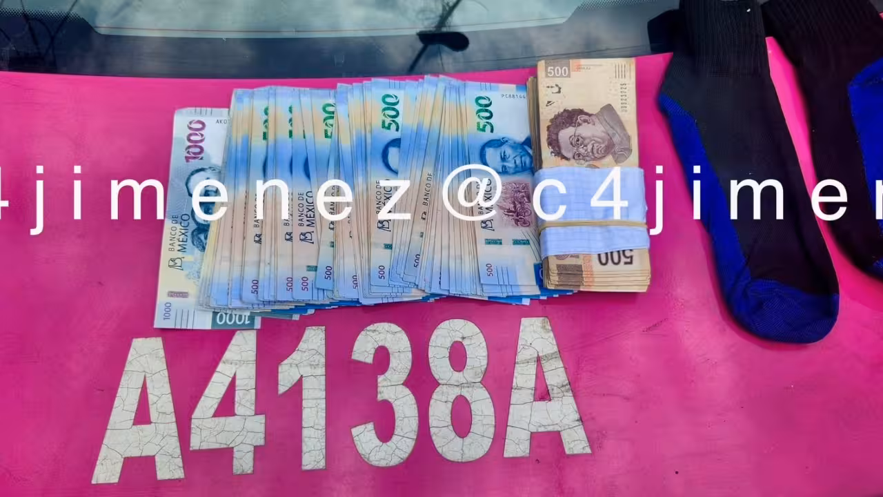 Taxista regresa a pasajero 100 mil pesos que había olvidado en la unidad