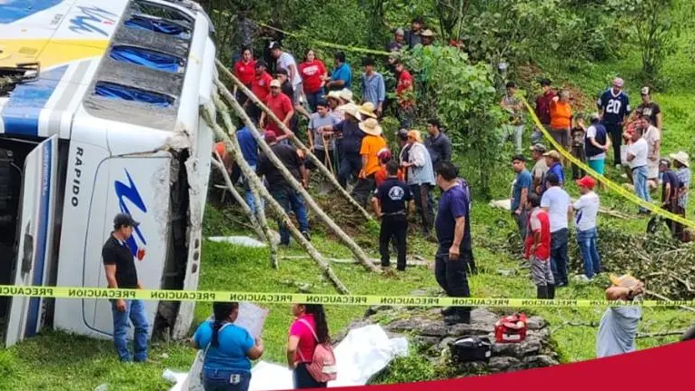 Vuelca autobús con pasajeros en carretera de Puebla; reportan nueve heridos y un muerto