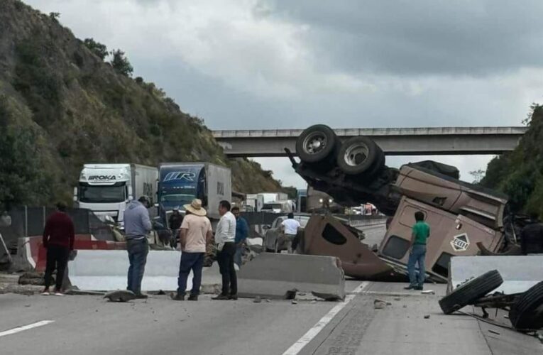 Volcadura de tráiler en Arco Norte provoca cierre por más de dos horas