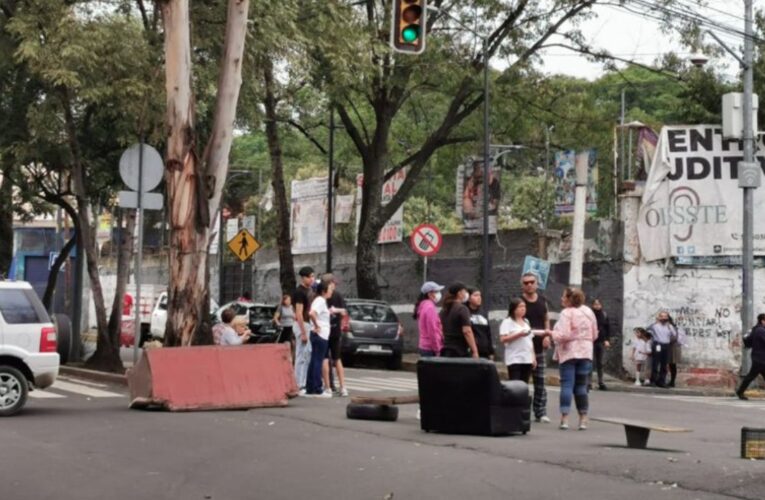 Vecinos bloquean avenida San Fernando tras afectaciones por lluvias en Tlalpan