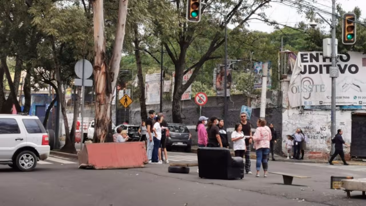 Vecinos bloquean avenida San Fernando tras afectaciones por lluvias en Tlalpan