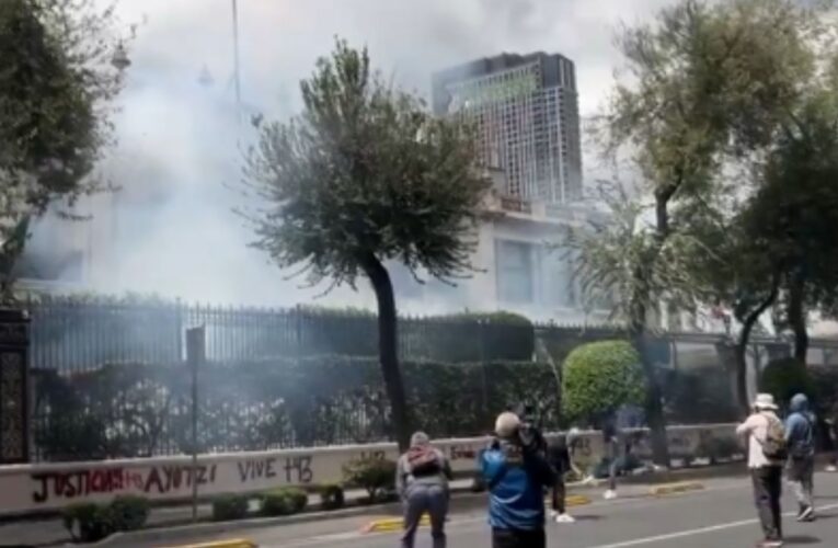 Lanzan explosivos a Segob durante protesta por 10 años de caso Ayotzinapa