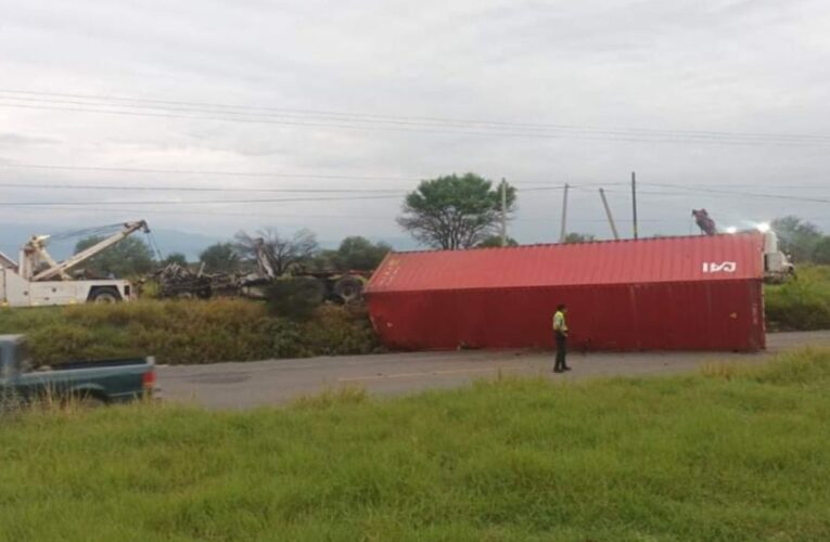 Camioneta intenta rebasar y choca de frente contra tráiler en Victoria-Monterrey