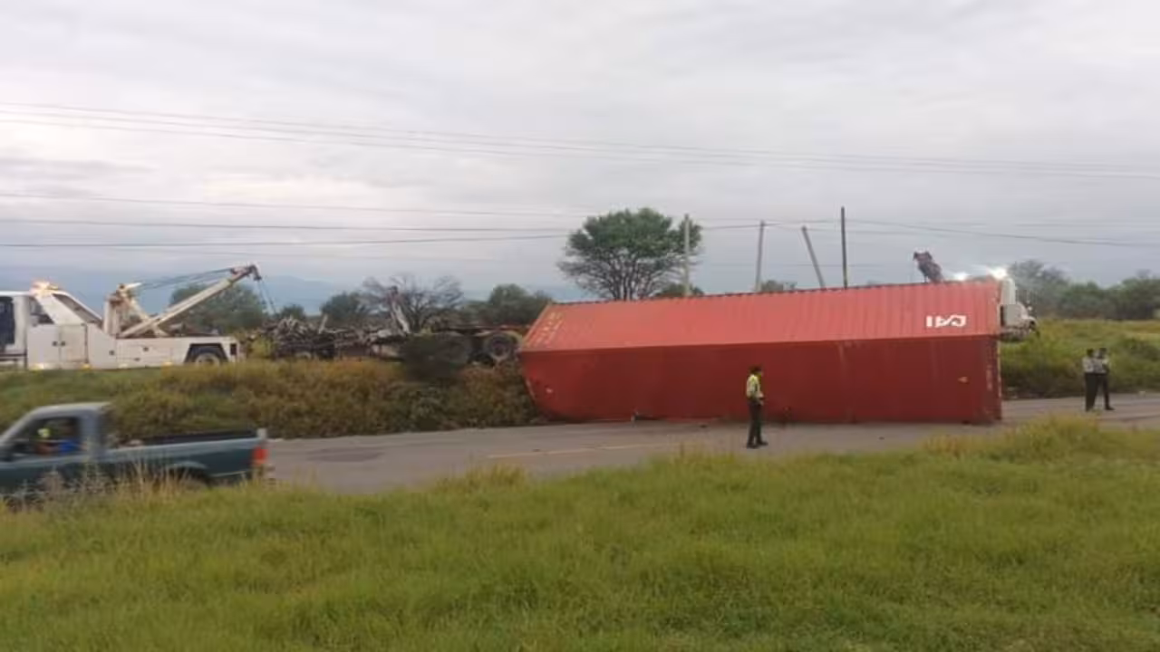 Camioneta intenta rebasar y choca de frente contra tráiler en Victoria-Monterrey