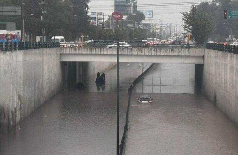 Tormenta paraliza tránsito en Toluca con graves inundaciones