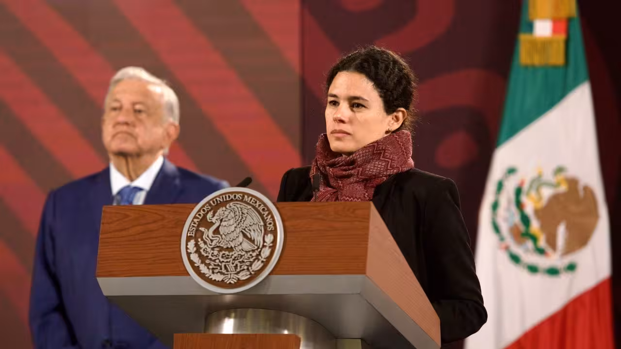AMLO anticipa posible renuncia de Luisa María Alcalde