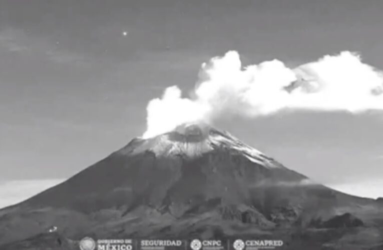 Con fumarola de 500 metros, ‘despierta’ el volcán Popocatépetl