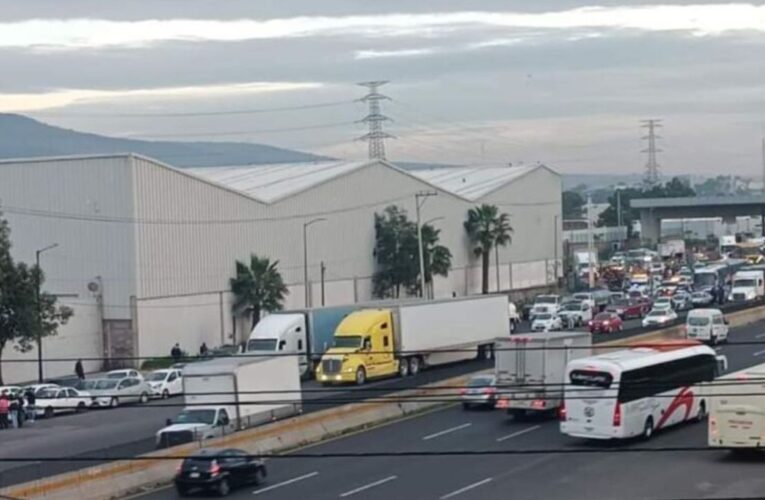 Transportistas provocan caos en la México-Querétaro a la altura de Tepotzotlán