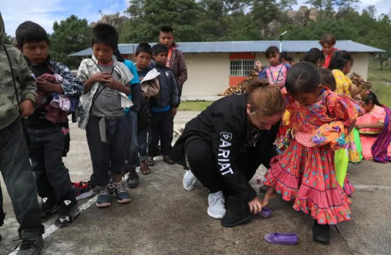 Llevan ayuda en burros a pueblos indígenas de Chihuahua