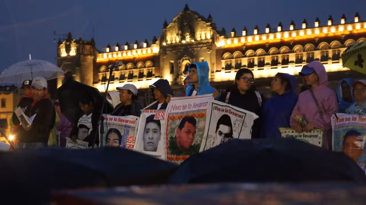 Padres de los 43 de Ayotzonapa marchan en CDMX